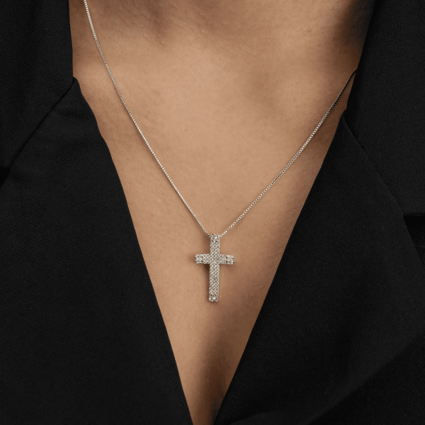Colar Dourado de Cruz Cravejado de Zircônia